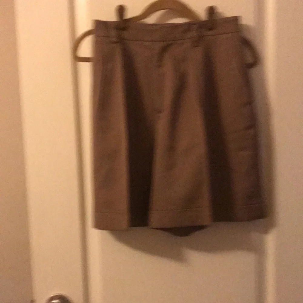 Ellen Tracy Shorts, size 8 color tan - Picture 3 of 6